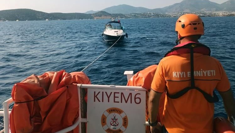 Bodrum’da sürüklenen tekne kurtarıldı