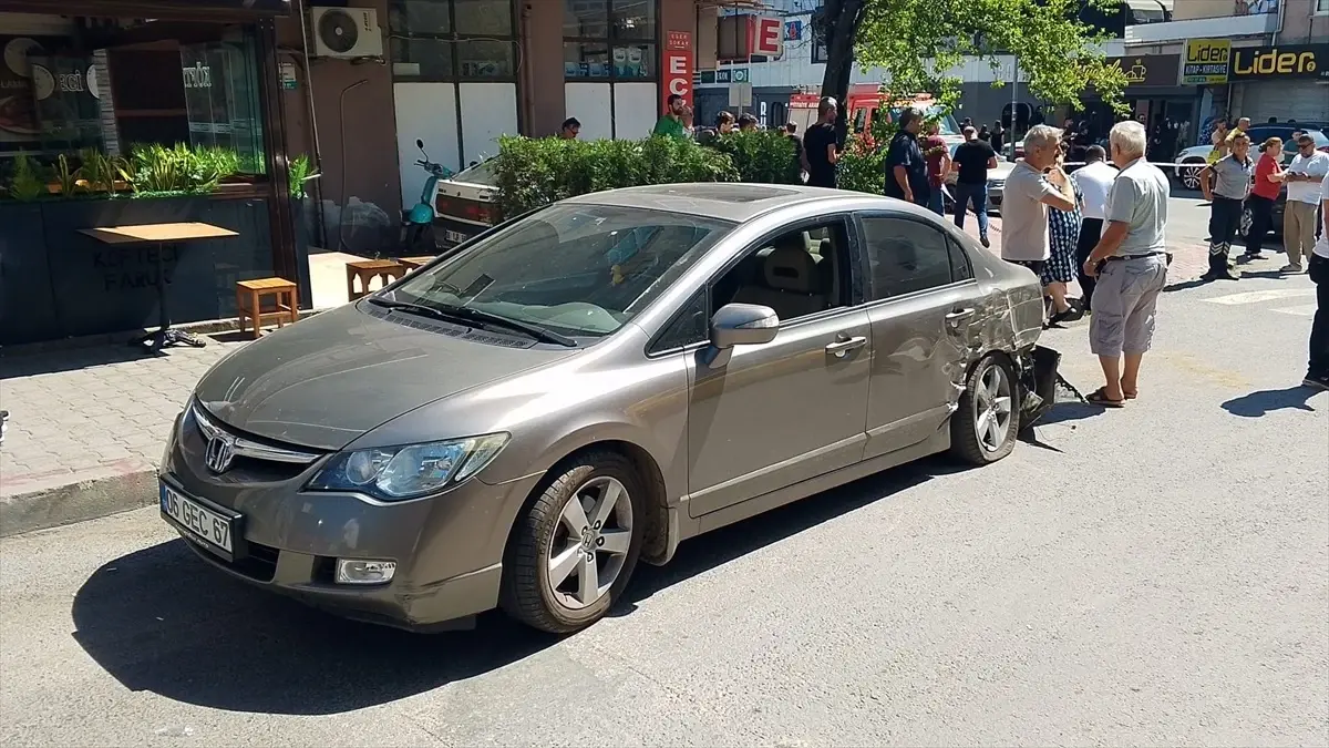 Freni Boşalan Kamyon Park Halindeki Araca Çarptı