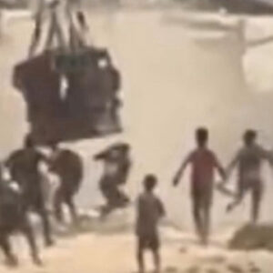 havadan atilan yardim paketinin altinda kalan filistinli cocuk hayatini kaybetti Q9mLNvu2