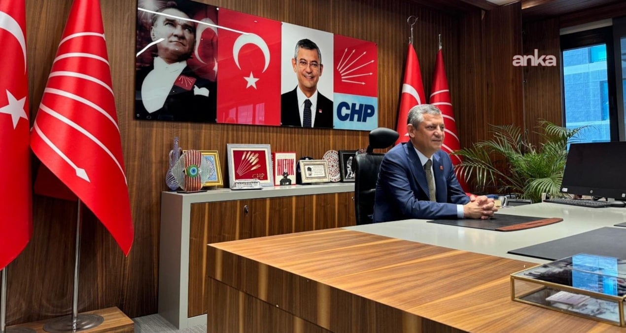 chp genel baskani ozgur ozel istanbuldaki calisma ofisinde MBjnH3vP
