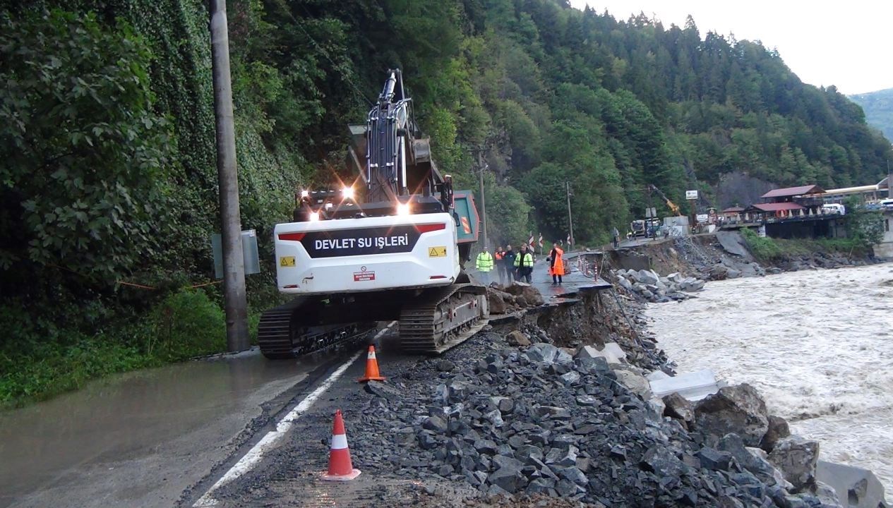rizede hastalar coken yoldan iple tahliye edildi gLvan4HZ