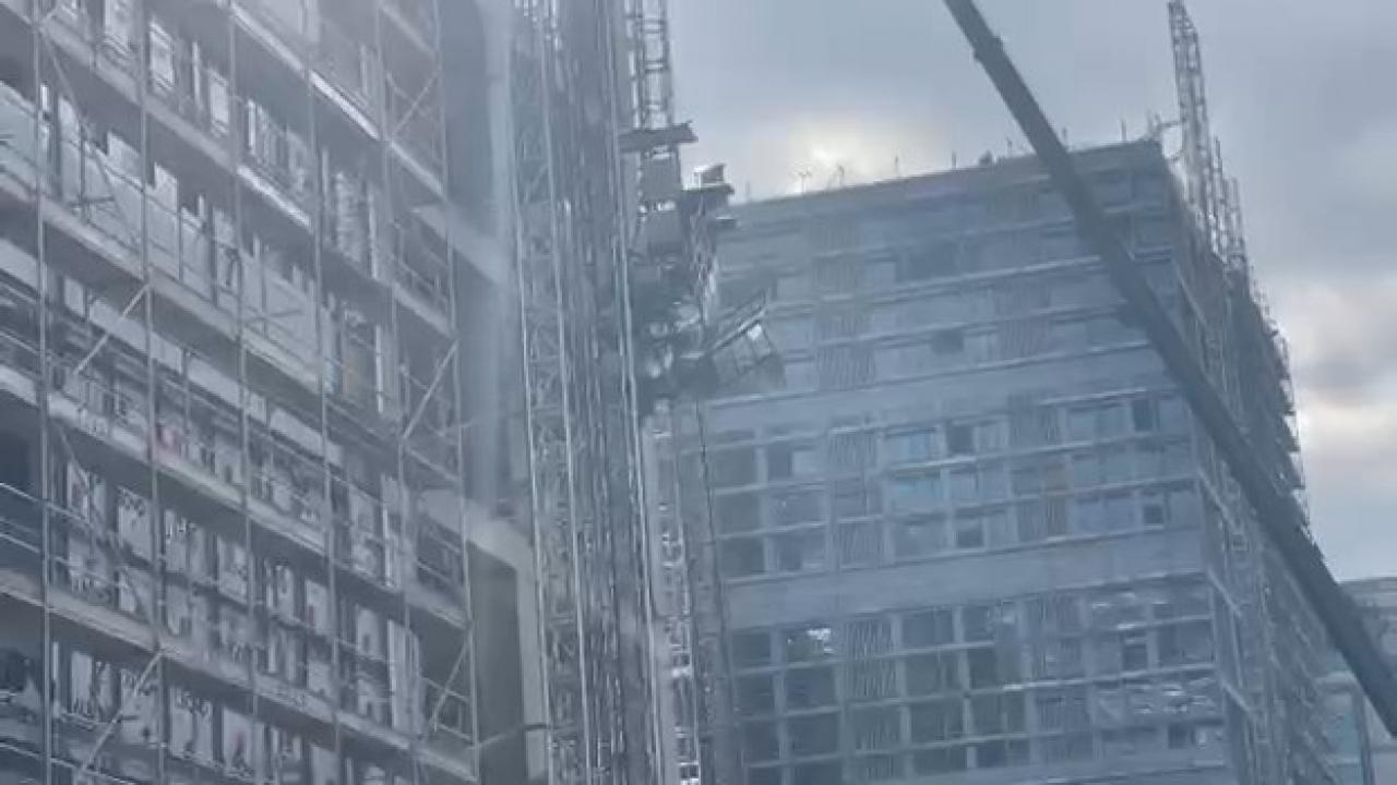 insaatin yuk asansoru dustu ekipler olay yerinde HzpqAcE6.jpg