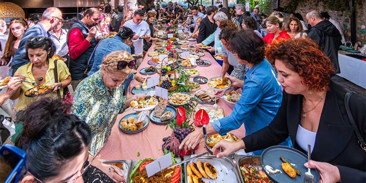 komsu sofrasi altinci yilinda balkan ve anadolu lezzetleri bornovada bulustu Glm4yNEQ.jpg