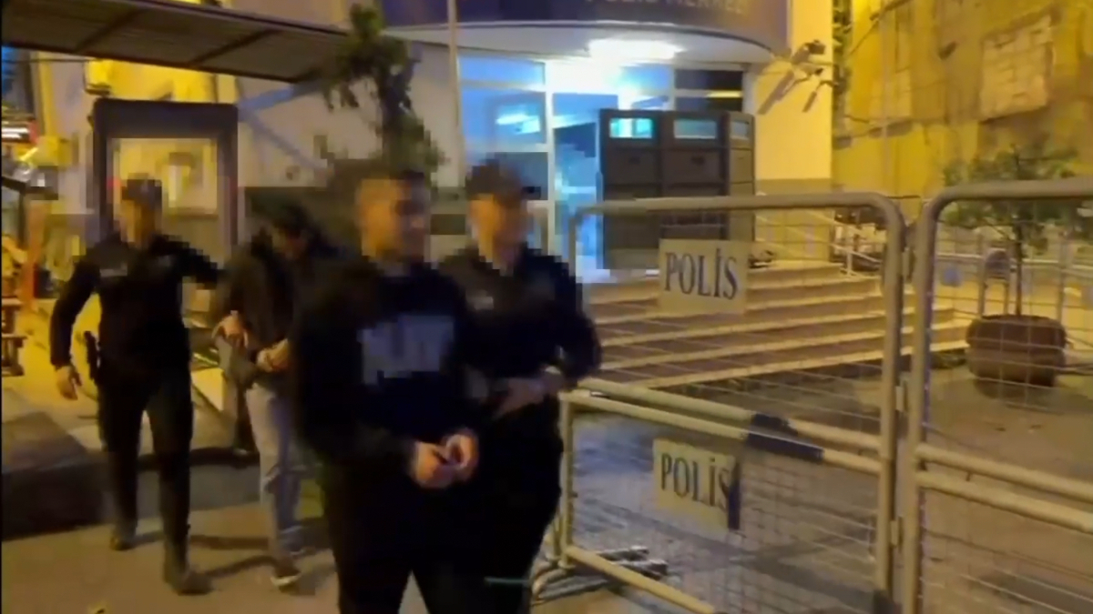 istanbulda evin yandigi kiz isteme toreninde havai fisek atilan anlar kamerada 2 tutuklama tPn8DuI7.jpg