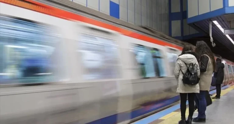 istanbulda-metro-seferleri-kilit-peronlar-doldu-tasti-IcgJDdWi