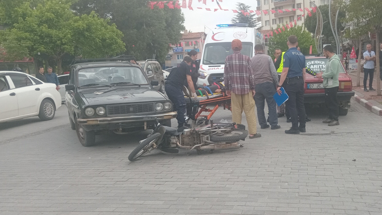 Kütahya’da Motosiklet ve Otomobil Çarpıştı: İki Kardeş Yaralandı